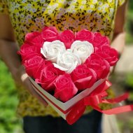 Сердце с красными и белыми мыльными розами S